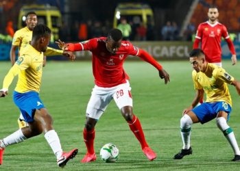 Mamelodi Sundowns' defender Motjeka Madisha (L) and forward Gaston Sirino vie for the ball against Ahly's forward Junior Ajayi (C) during the first leg of the CAF Champions League Quarter-final football match between Egypt's Al-Ahly and South Africa's Mamelodi Sundowns at al-Ahly Stadium in the capital Cairo on February 29, 2020. (Photo by Khaled DESOUKI / AFP)