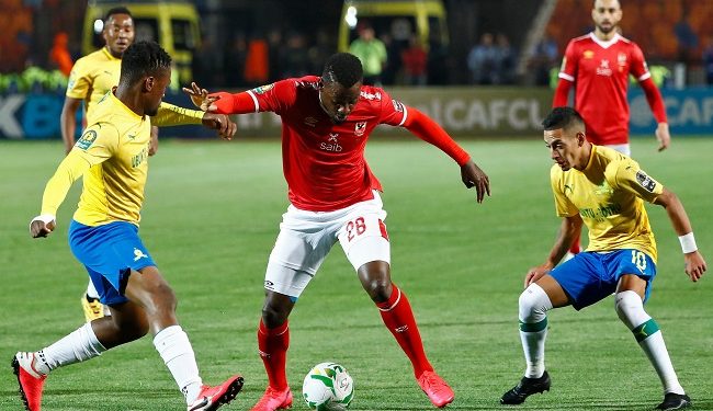 Mamelodi Sundowns' defender Motjeka Madisha (L) and forward Gaston Sirino vie for the ball against Ahly's forward Junior Ajayi (C) during the first leg of the CAF Champions League Quarter-final football match between Egypt's Al-Ahly and South Africa's Mamelodi Sundowns at al-Ahly Stadium in the capital Cairo on February 29, 2020. (Photo by Khaled DESOUKI / AFP)