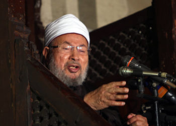 Egyptian Muslim scholar Sheikh Yusuf al-Qaradawi addresses Muslims at Al-Azhar mosque during the weekly Friday prayer in Cairo on December 28, 2012. People demonstrated outside the Al-Azhar mosque in support of the Syrian people and against Syria's President Bashar al-Assad.  AFP PHOTO/MAHMUD HAMS (Photo by MAHMUD HAMS / AFP)